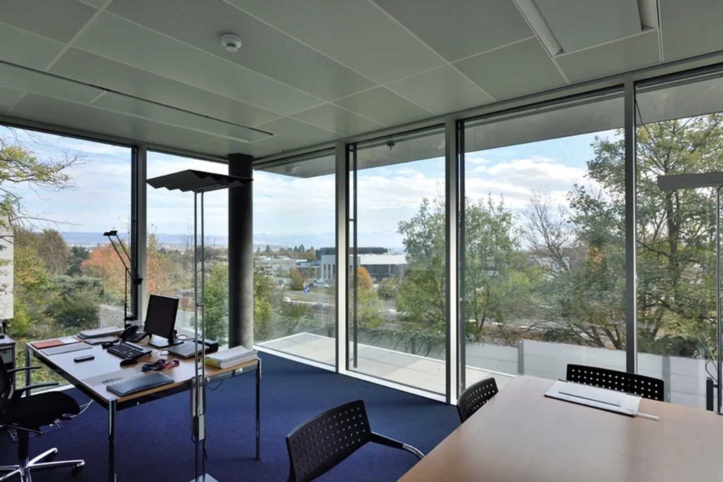 Bureaux de 500 m2 à 694 m2, superbe vue, cadre magnifique - Photo 2 sur 9