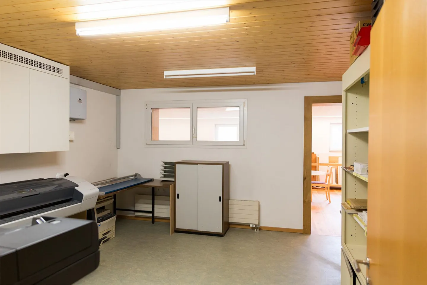 Atelier de menuiserie incluant machines et bureaux - Photo 4 sur 23