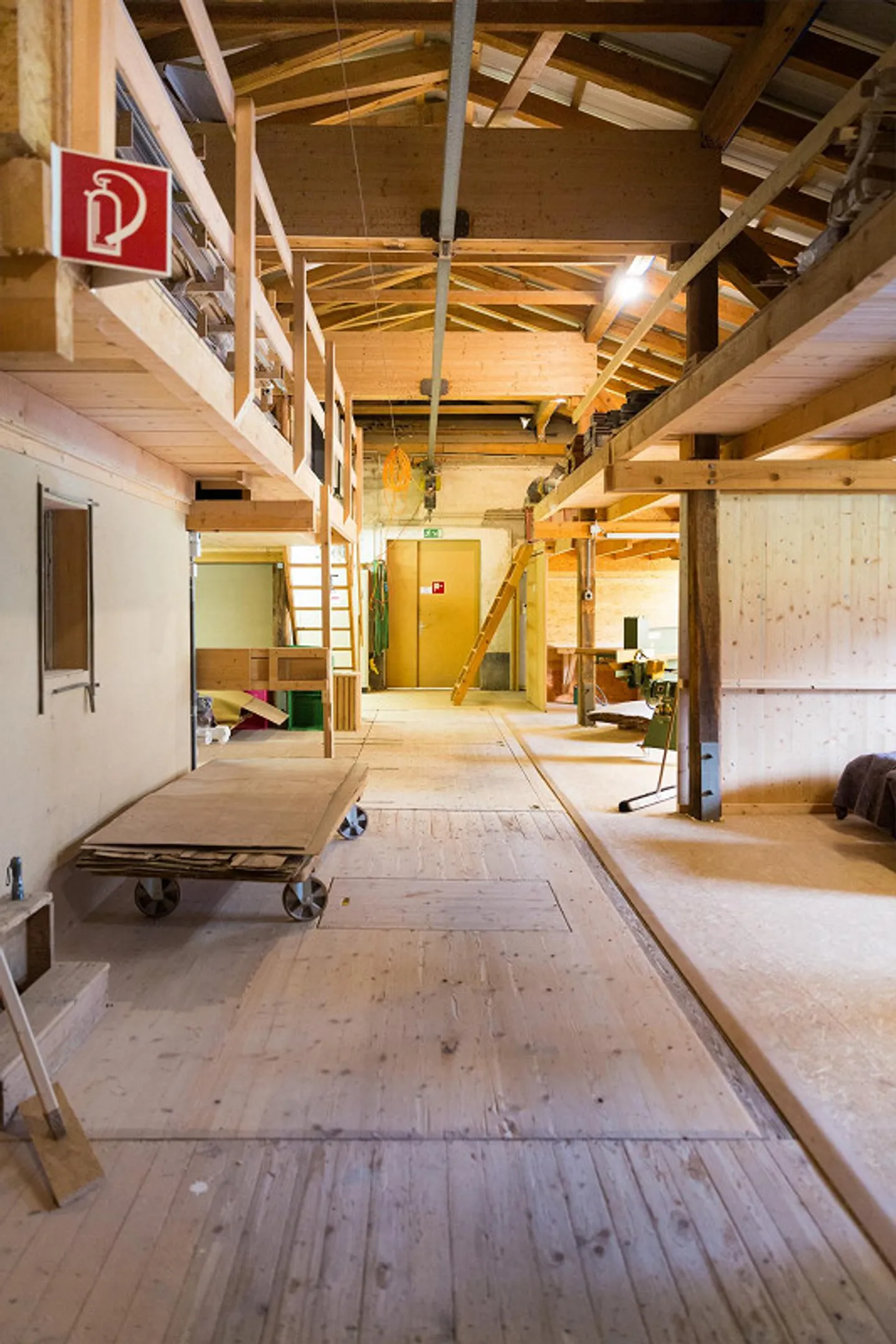 Atelier de menuiserie incluant machines et bureaux - Photo 7 sur 23