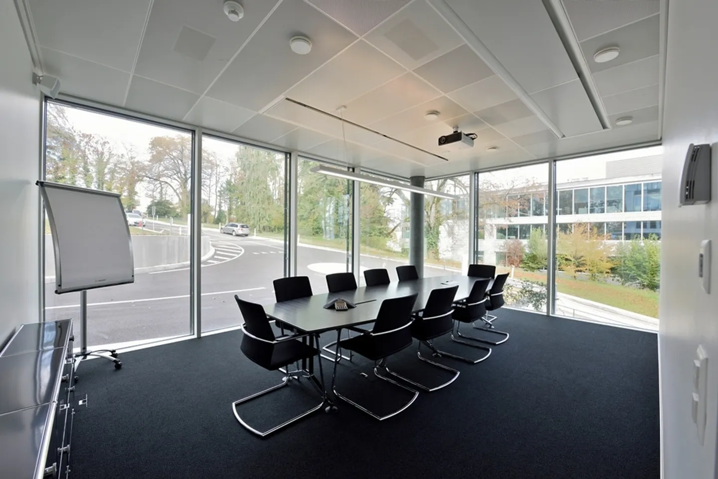 Bureaux de 500 m2 à 694 m2, superbe vue, cadre magnifique - Photo 3 sur 9