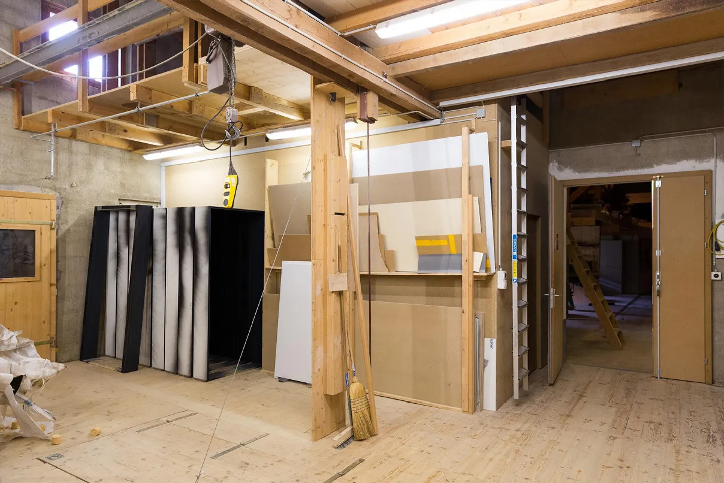 Atelier de menuiserie incluant machines et bureaux - Photo 11 sur 23