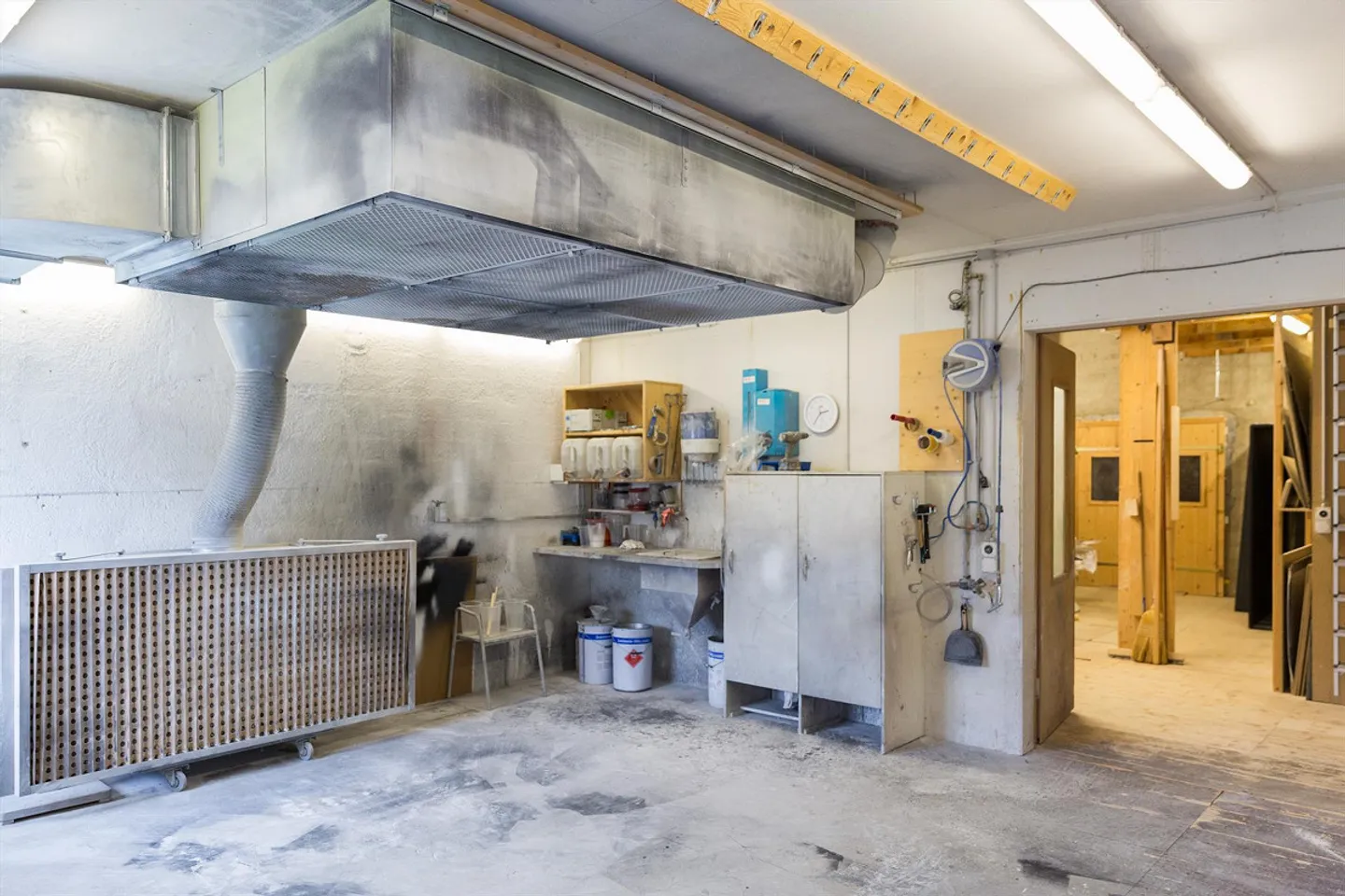 Atelier de menuiserie incluant machines et bureaux - Photo 12 sur 23