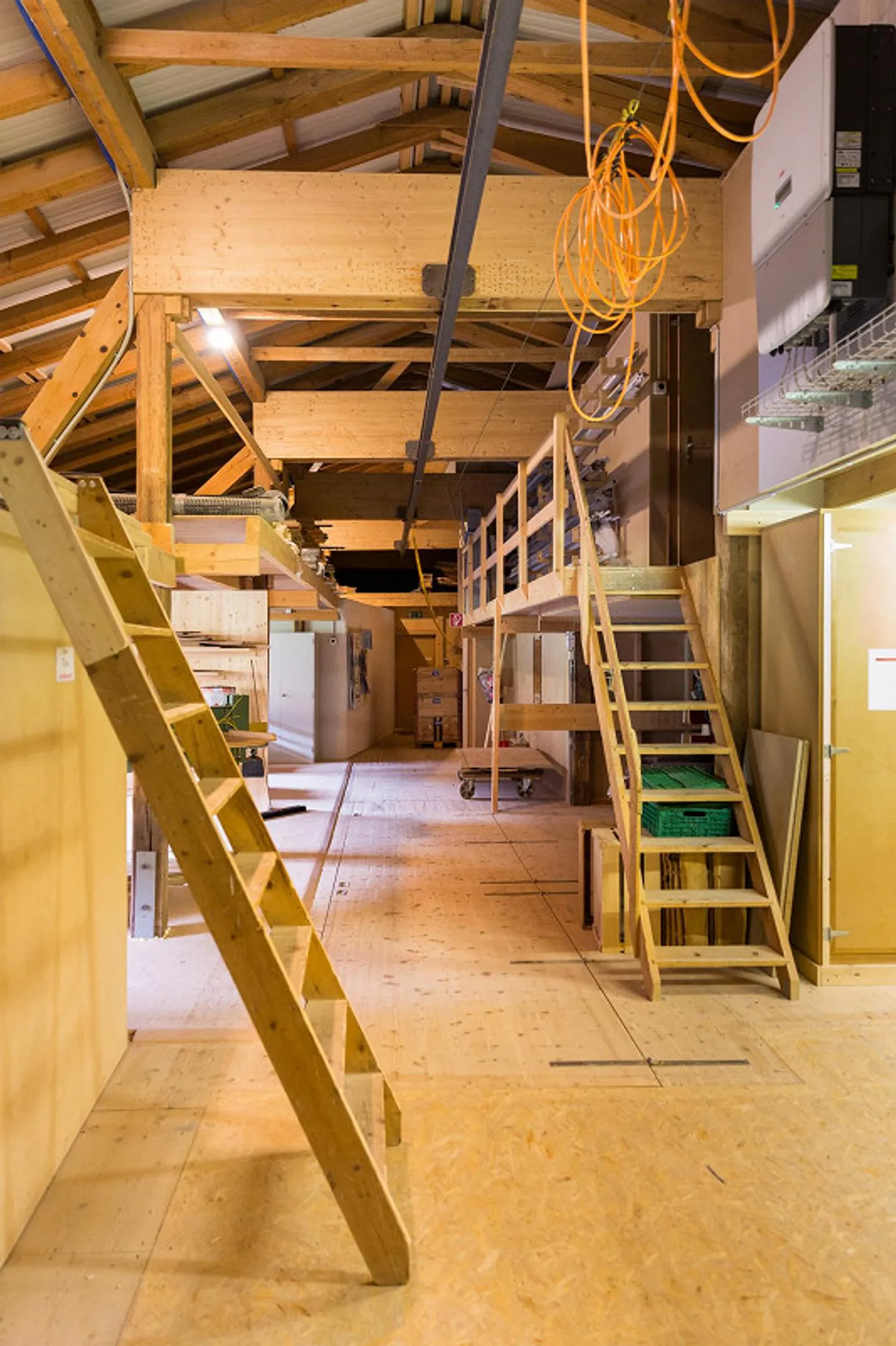 Atelier de menuiserie incluant machines et bureaux - Photo 14 sur 23