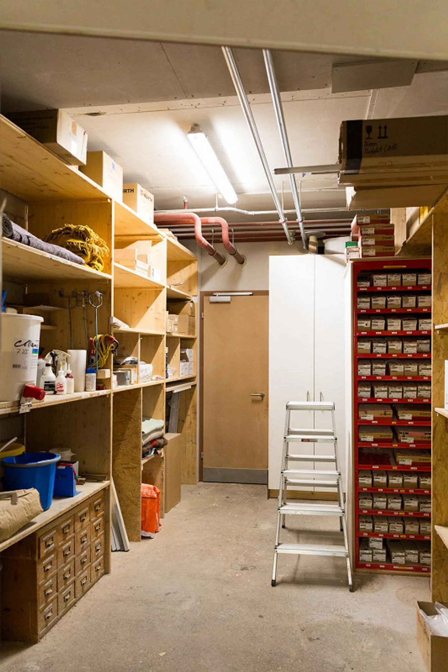 Atelier de menuiserie incluant machines et bureaux - Photo 16 sur 23