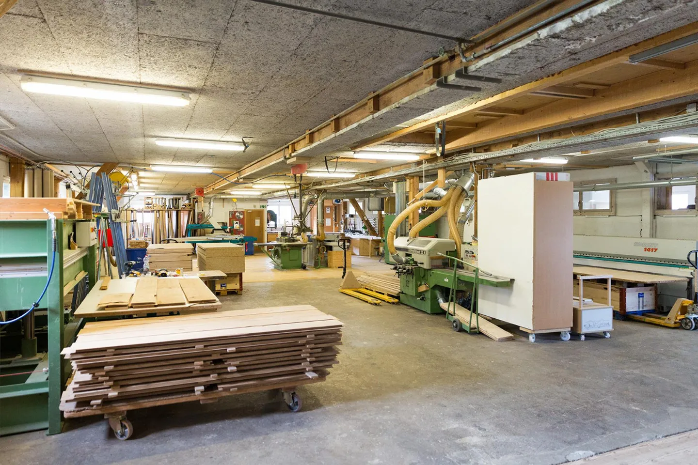 Atelier de menuiserie incluant machines et bureaux - Photo 17 sur 23