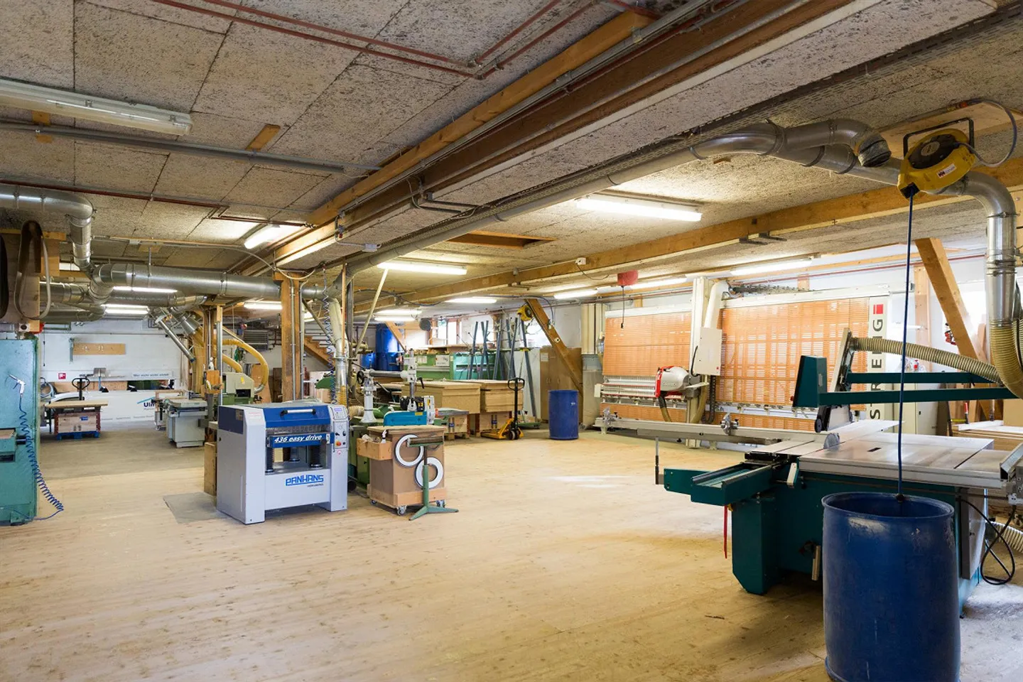 Atelier de menuiserie incluant machines et bureaux - Photo 18 sur 23