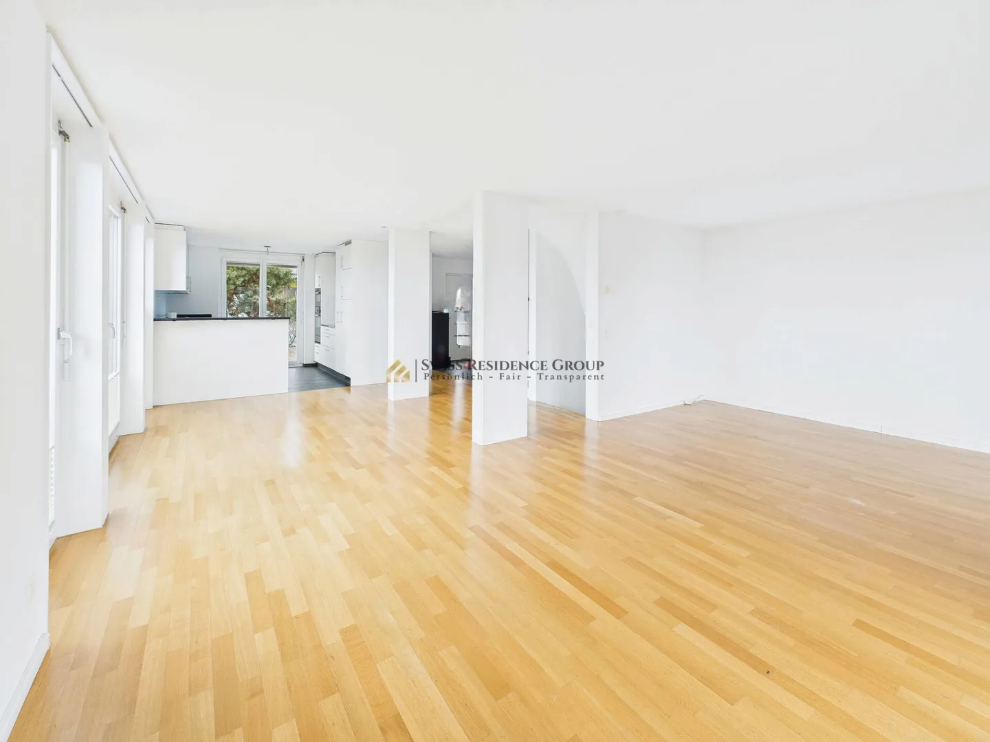 High-Quality Family Residence with Garden and Unobstructed View of Lake Greifen - Photo 2 of 18