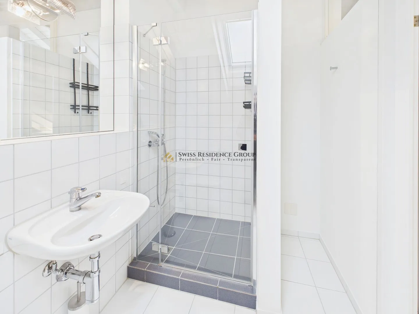 High-Quality Family Residence with Garden and Unobstructed View of Lake Greifen - Photo 13 of 18