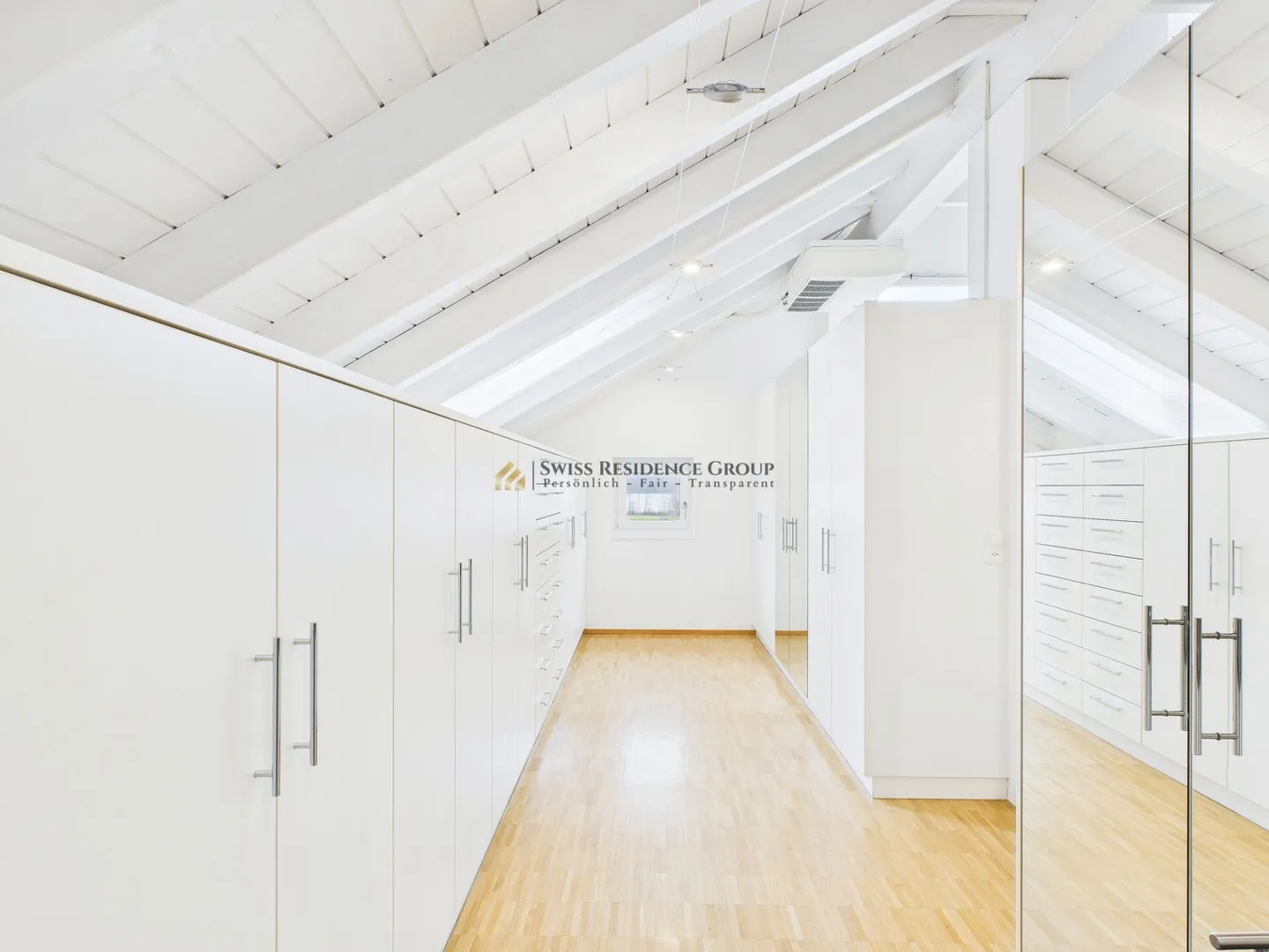 High-Quality Family Residence with Garden and Unobstructed View of Lake Greifen - Photo 14 of 18