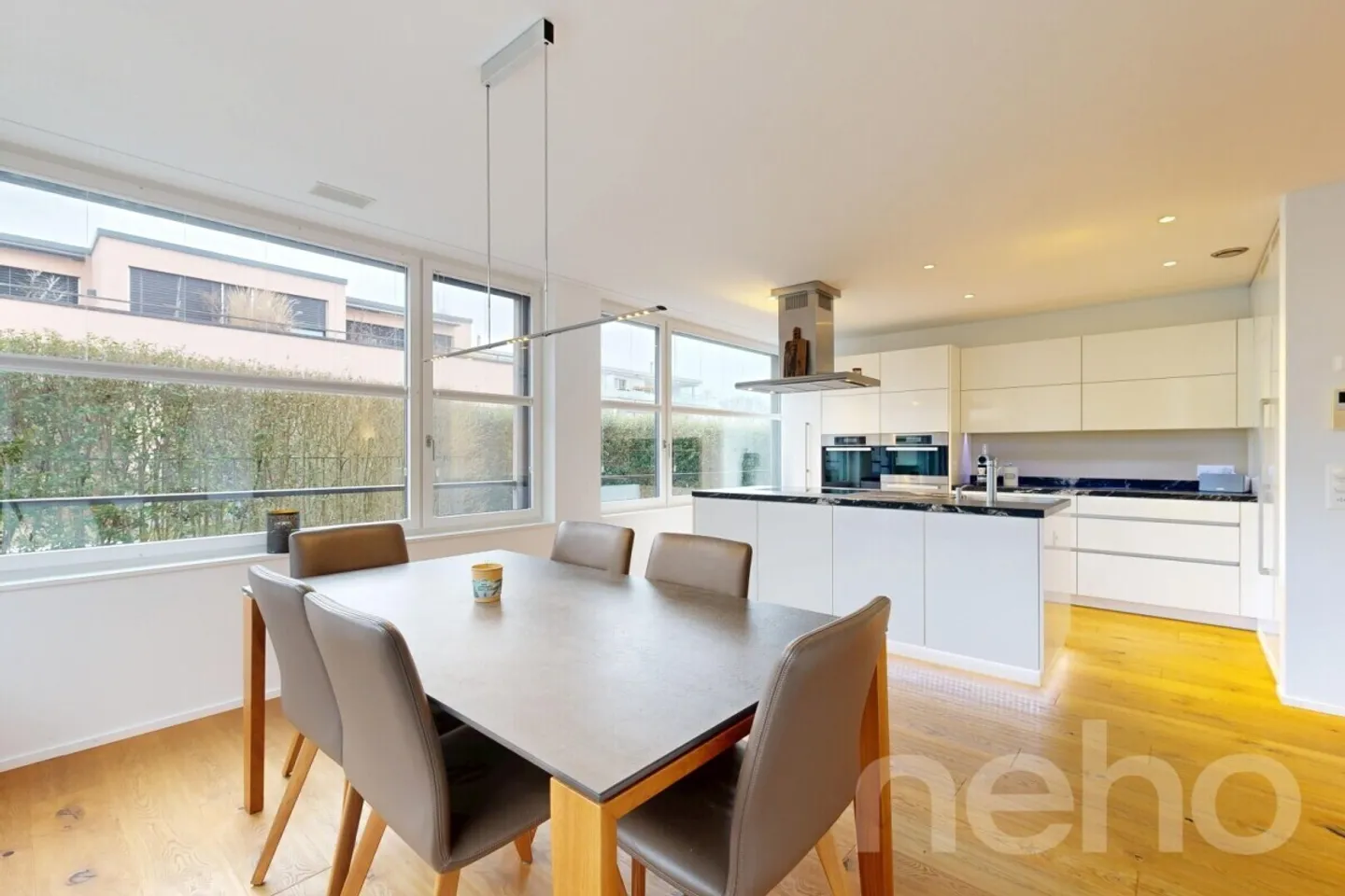 Maison de famille moderne en coin avec jardin ensoleillé - Photo 3 sur 12