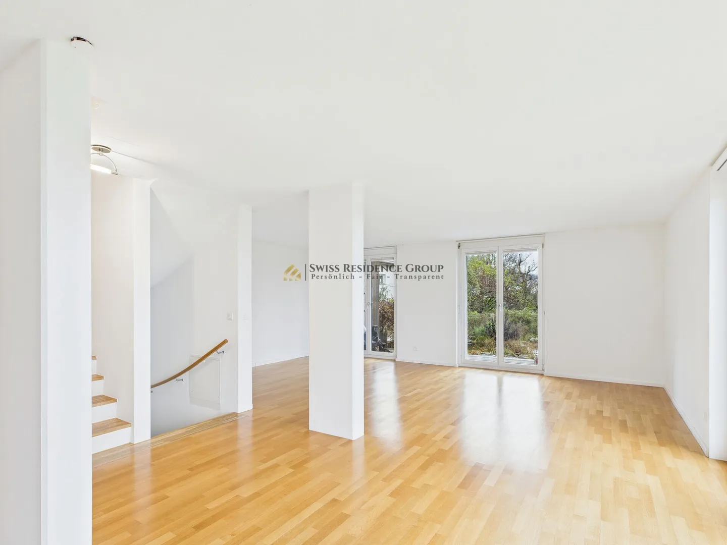 High-Quality Family Residence with Garden and Unobstructed View of Lake Greifen - Photo 3 of 18