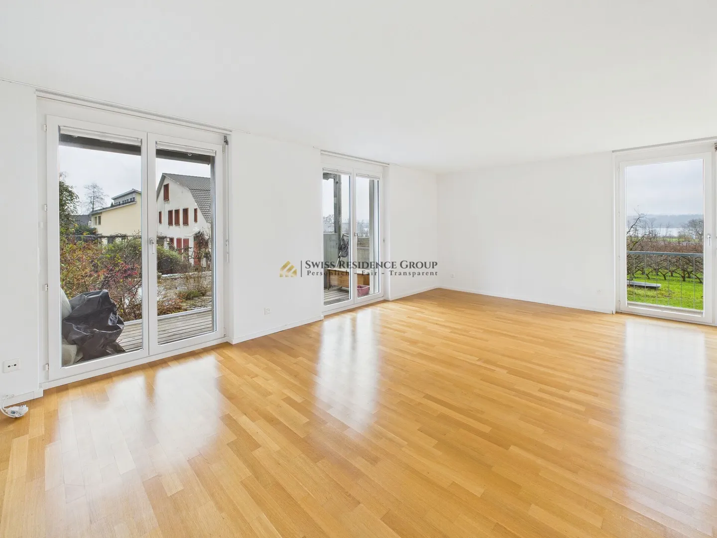 High-Quality Family Residence with Garden and Unobstructed View of Lake Greifen - Photo 4 of 18