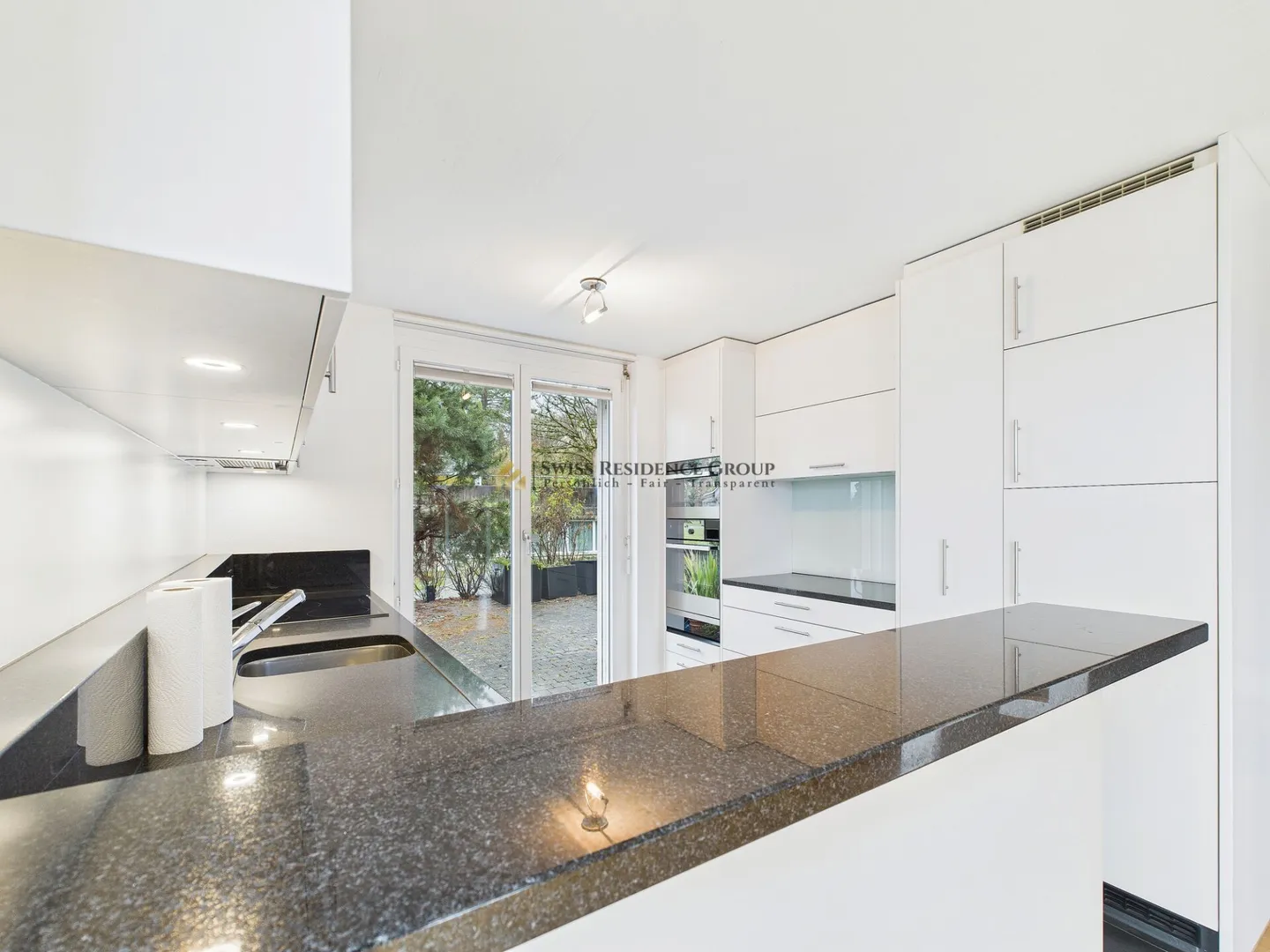 High-Quality Family Residence with Garden and Unobstructed View of Lake Greifen - Photo 5 of 18