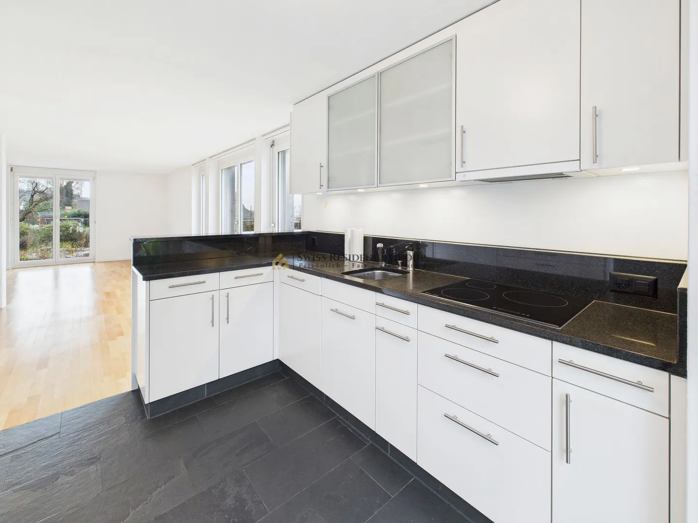 High-Quality Family Residence with Garden and Unobstructed View of Lake Greifen - Photo 6 of 18