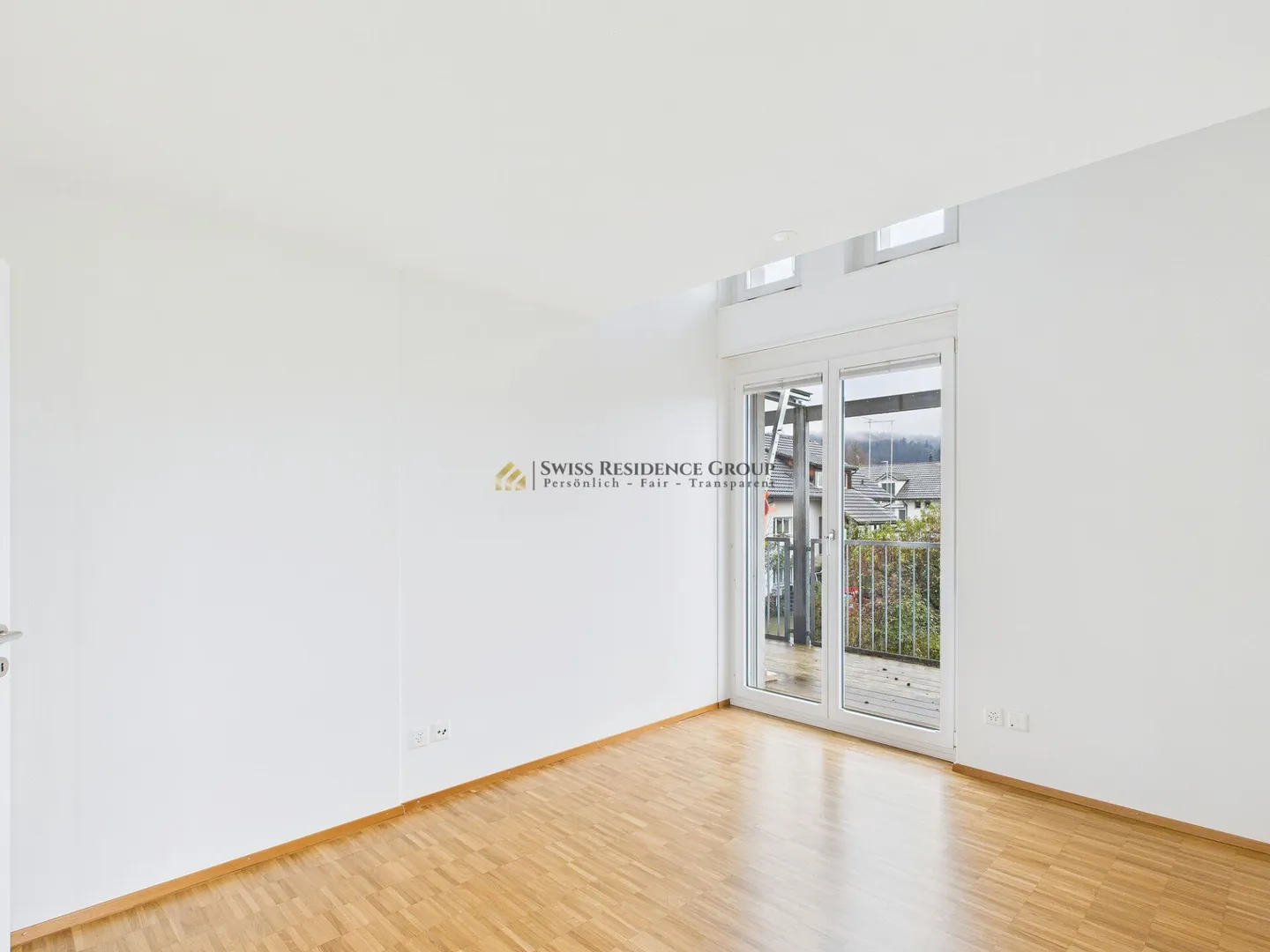 High-Quality Family Residence with Garden and Unobstructed View of Lake Greifen - Photo 9 of 18