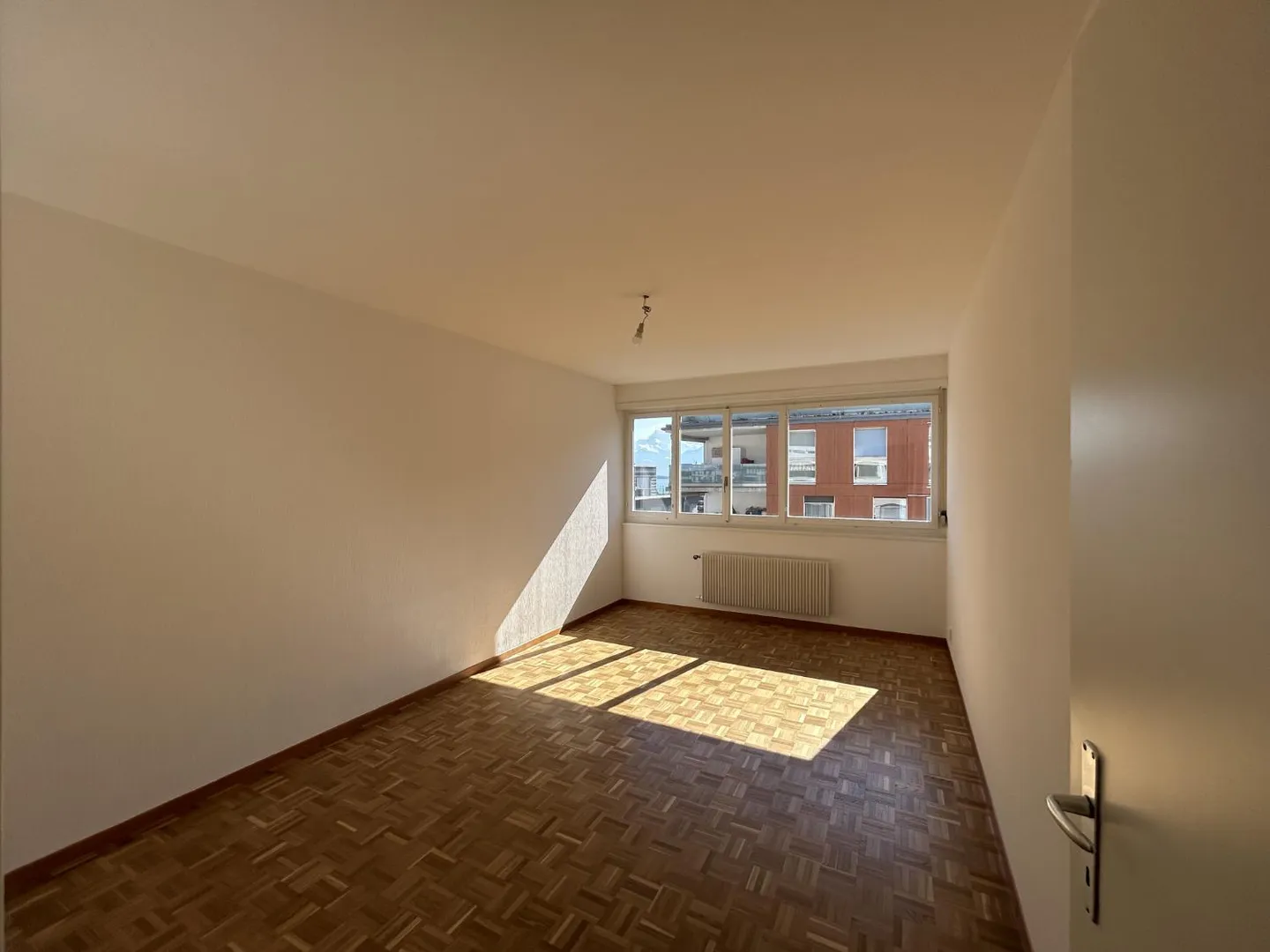 Refreshed 2.5 room apartment, 5th floor, approx. 55 m2 - Photo 3 of 5