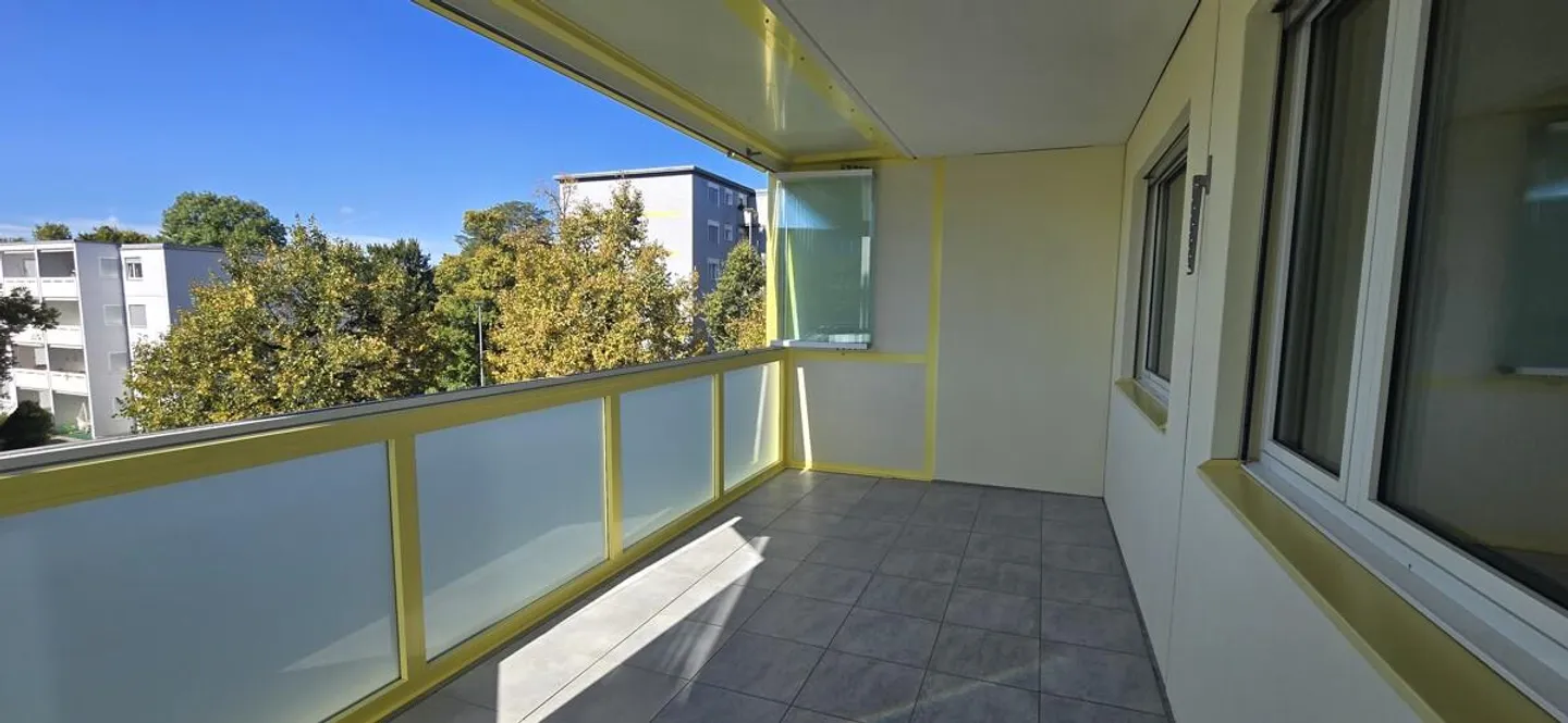Appartement ensoleillé avec grand balcon - Photo 5 sur 12