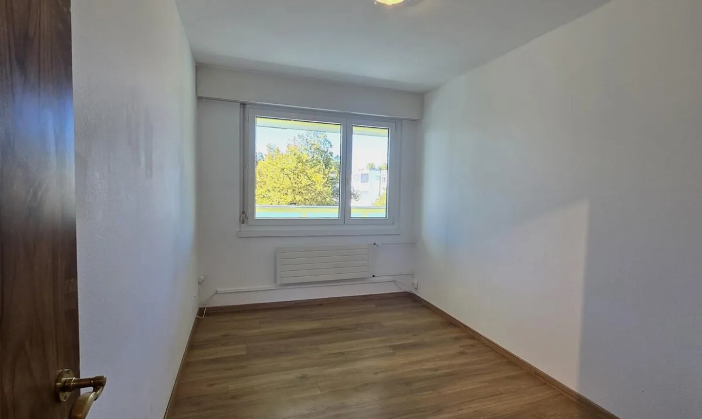 Appartement ensoleillé avec grand balcon - Photo 8 sur 12