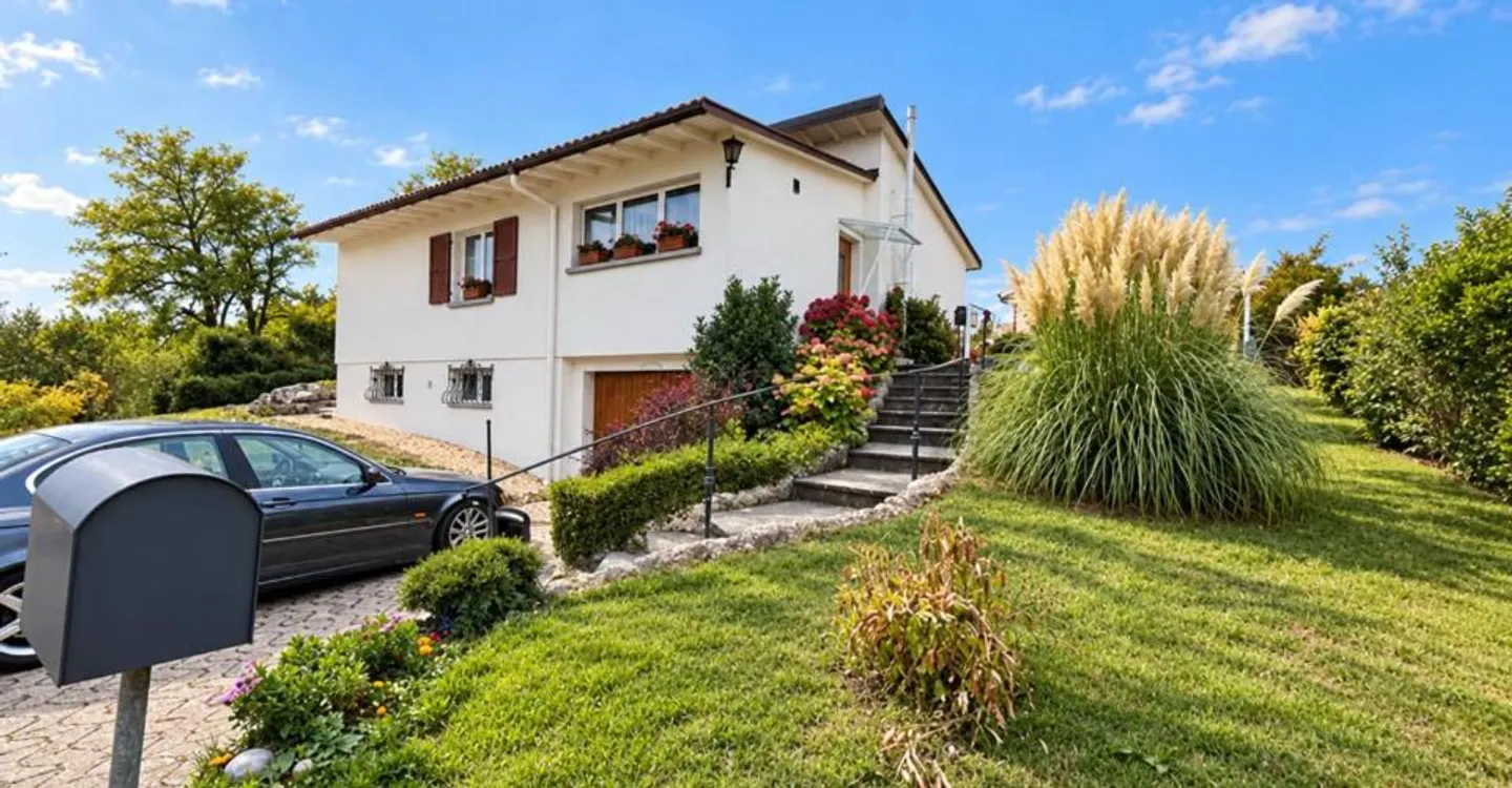 Villa individuelle avec un beau jardin à La Sarraz - Foto 1 von 12