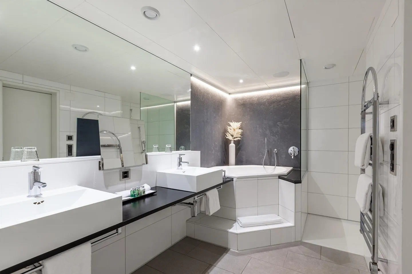 5-Star Living: Studio Apartment with Hotel Service and Wellness - Photo 8 of 19