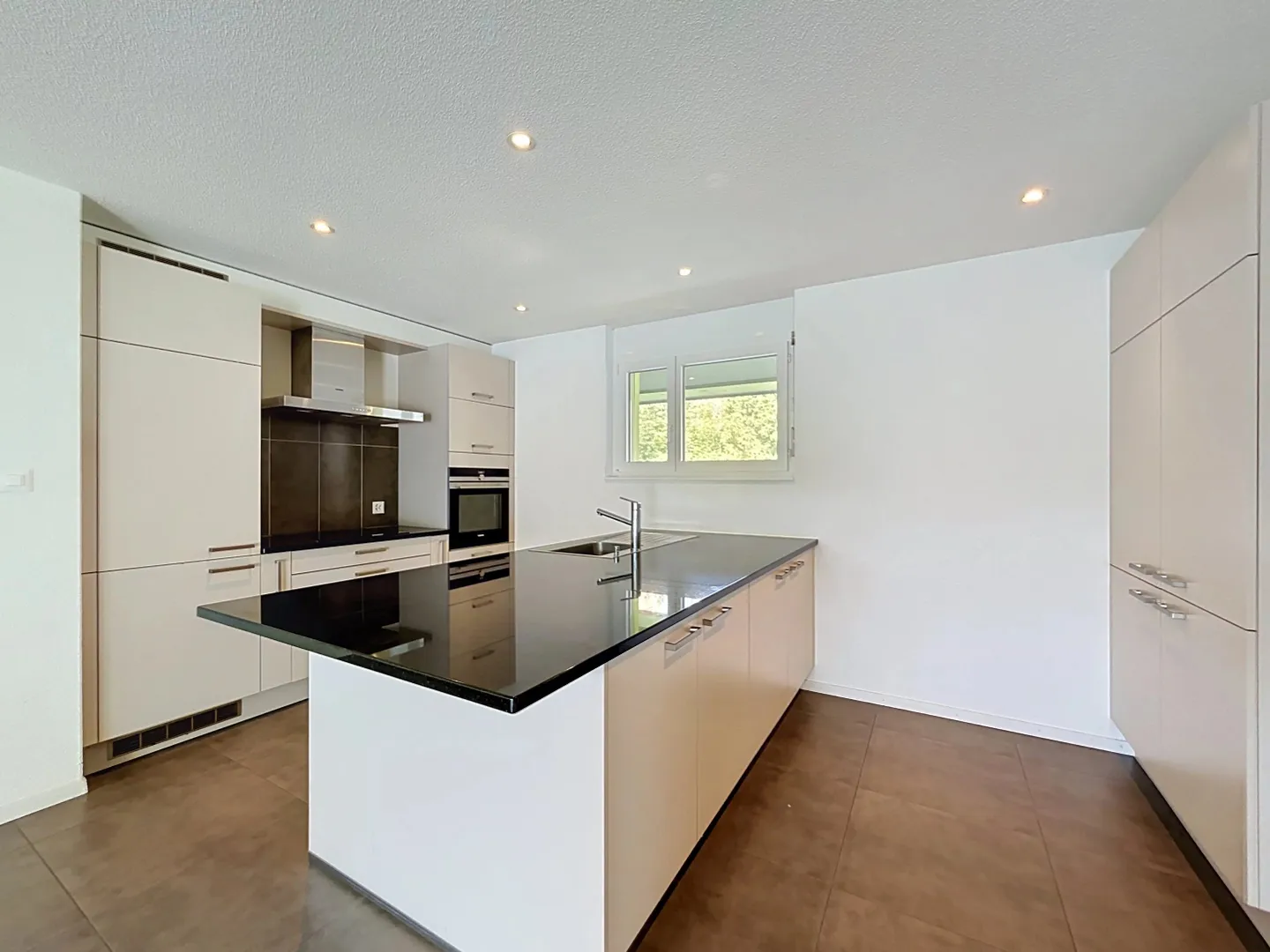 Spacious 5.5-room duplex, just steps from the lake - Photo 2 of 11