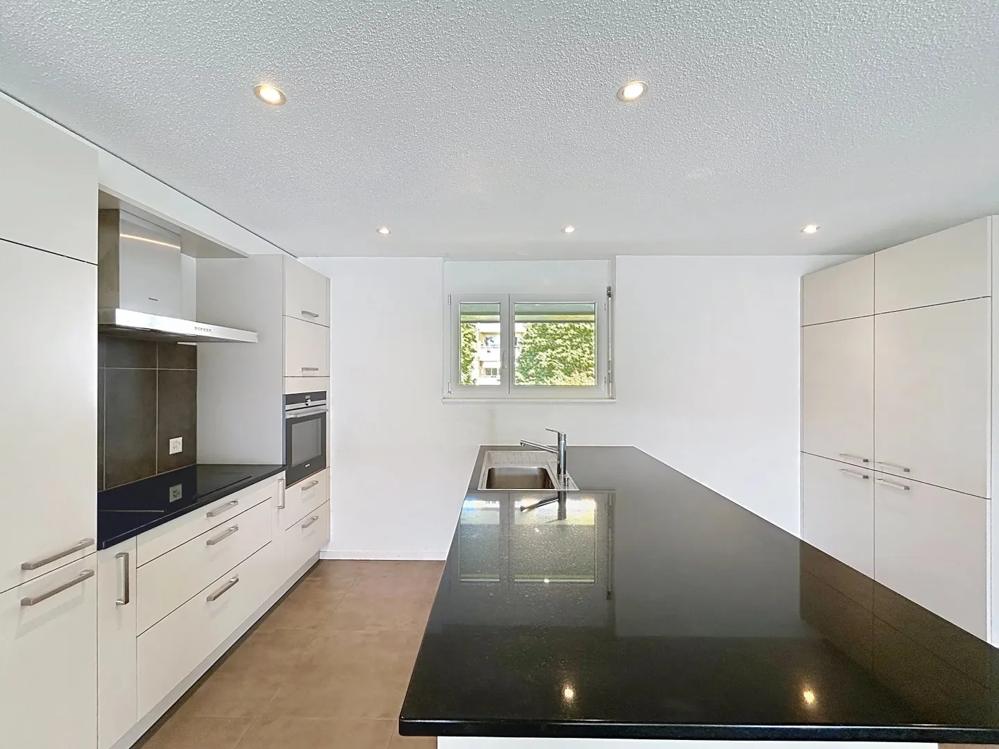 Spacious 5.5-room duplex, just steps from the lake - Photo 3 of 11