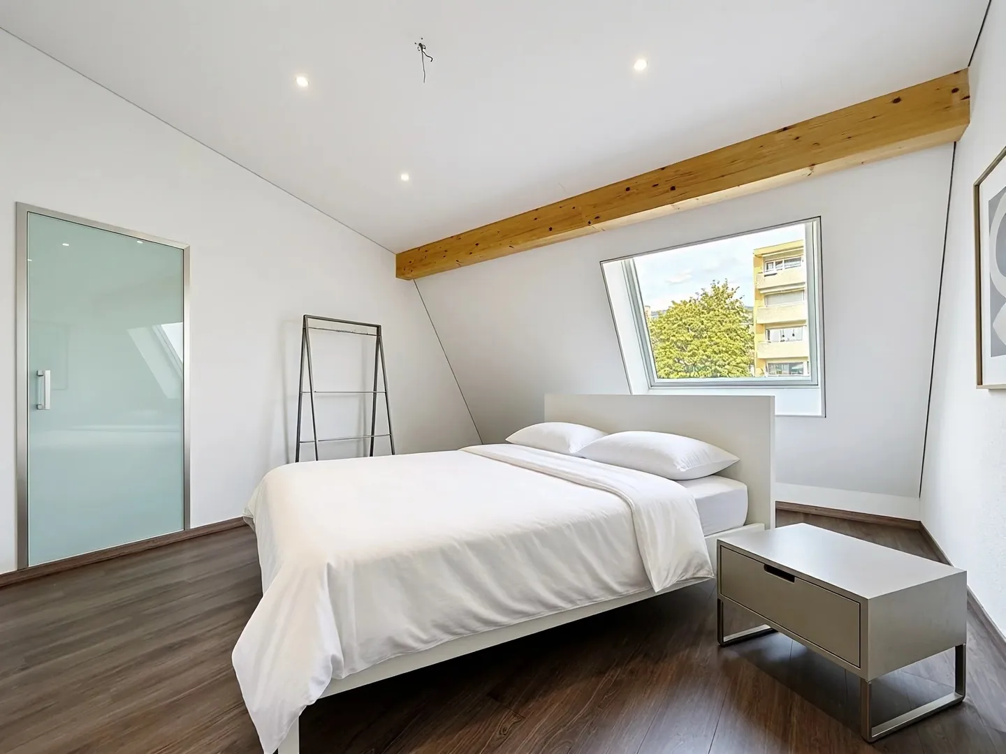 Spacious 5.5-room duplex, just steps from the lake - Photo 7 of 11