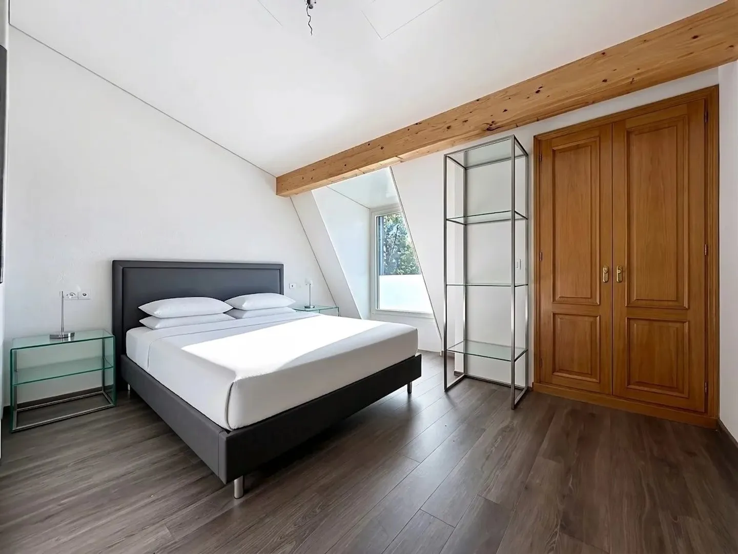 Spacious 5.5-room duplex, just steps from the lake - Photo 10 of 11