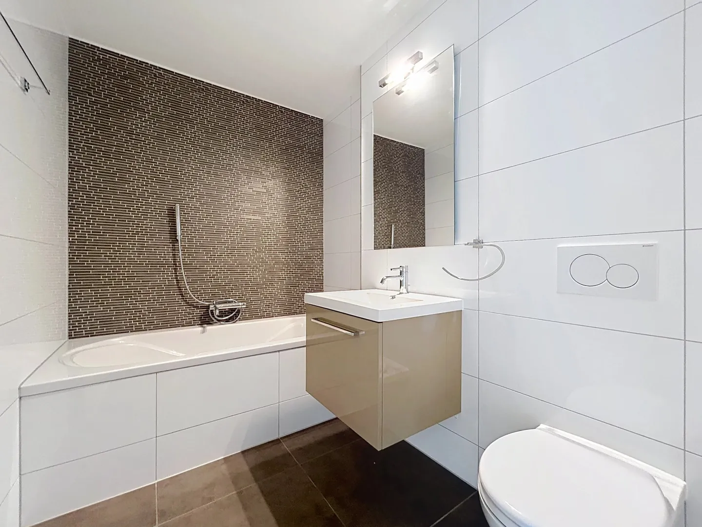 Spacious 5.5-room duplex, just steps from the lake - Photo 4 of 11