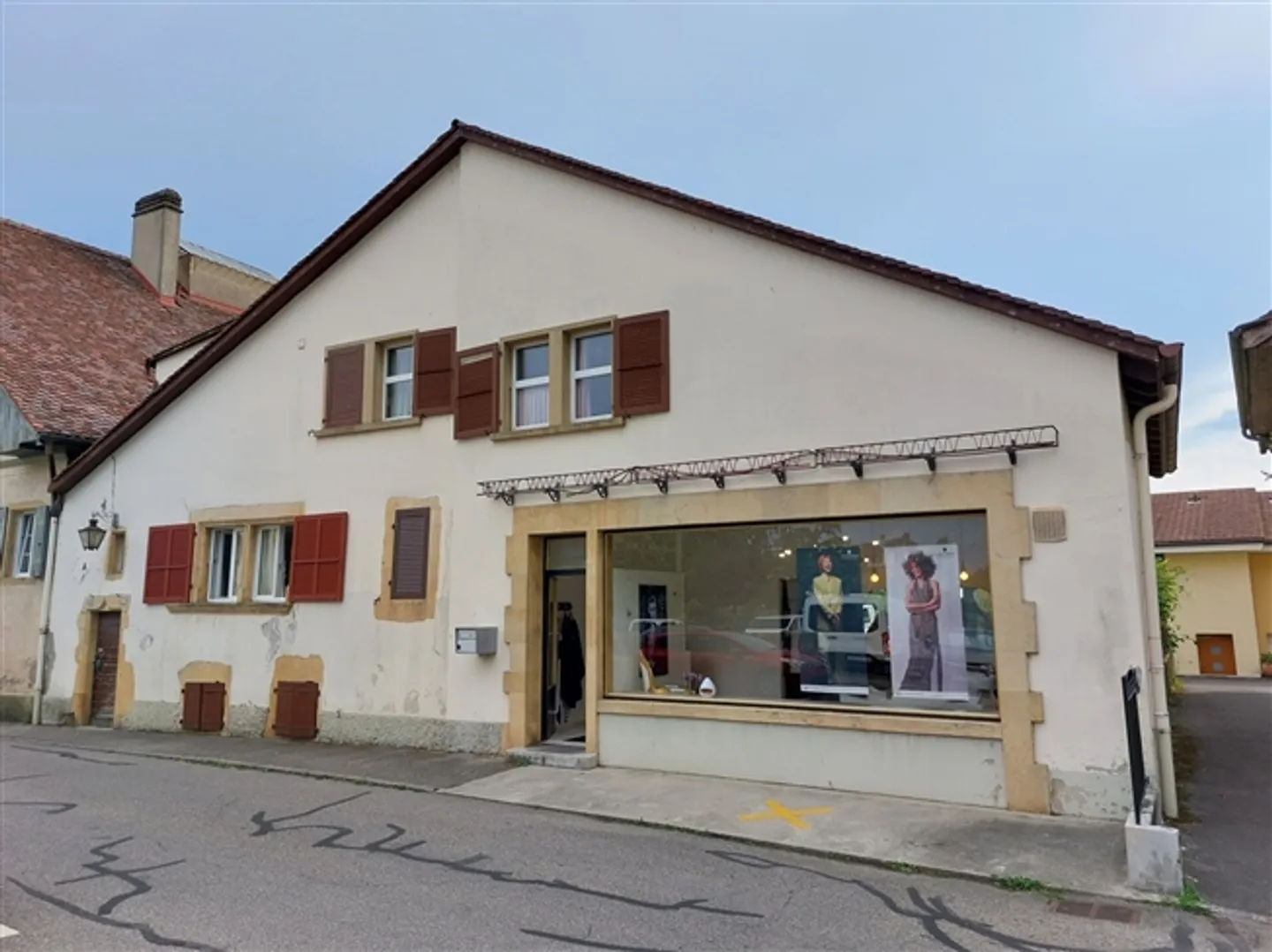 Village house with garden, consisting of two independent apartments and a furnished hair salon - Photo 1 of 13