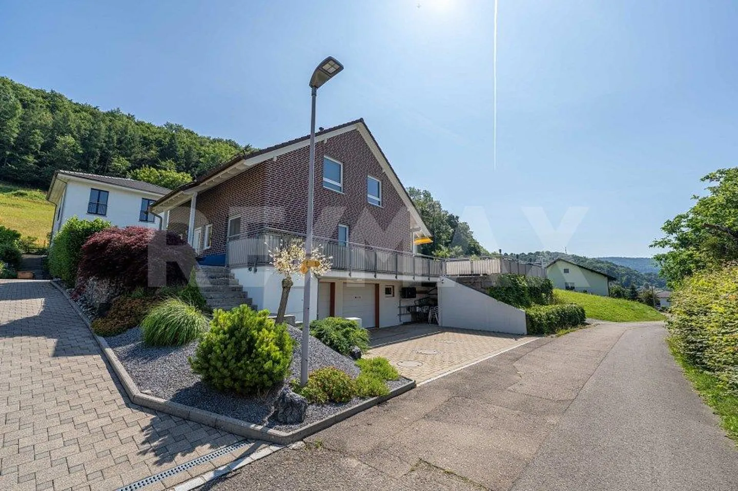 Au bord du village avec une vue magnifique - Photo 1 sur 10