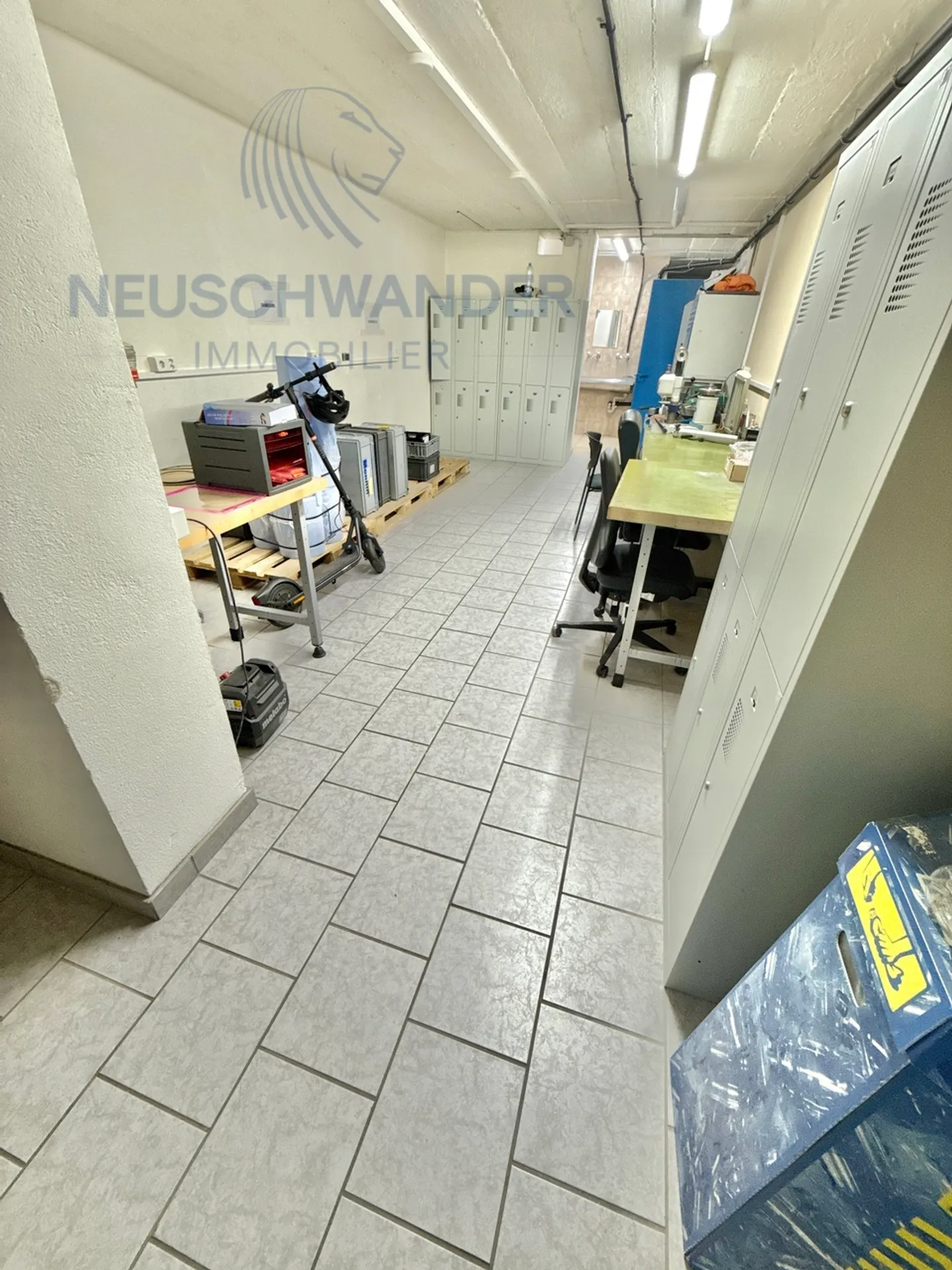 Ideally located workshop with sufficient parking spaces - Photo 8 of 19