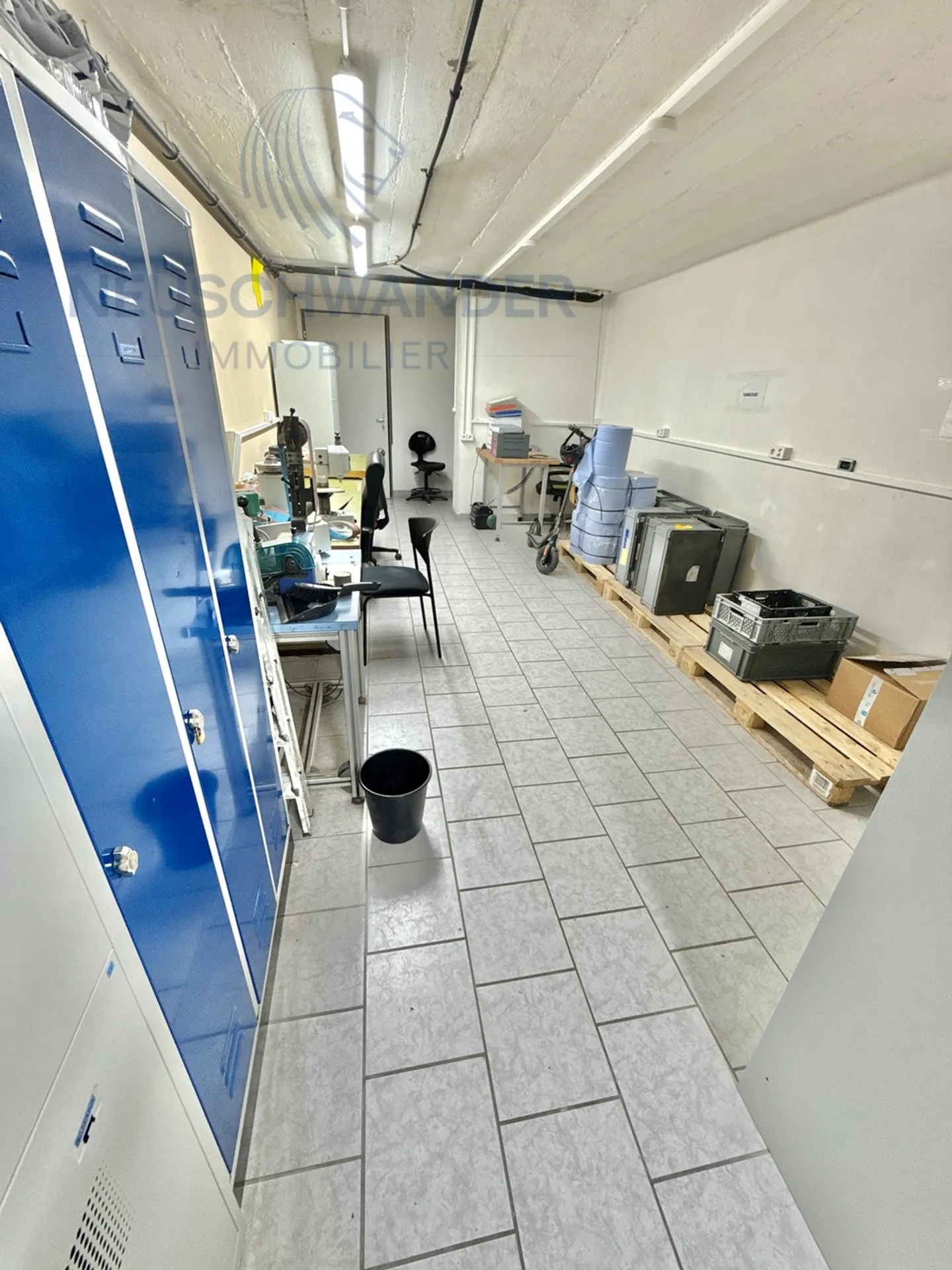 Ideally located workshop with sufficient parking spaces - Photo 5 of 19