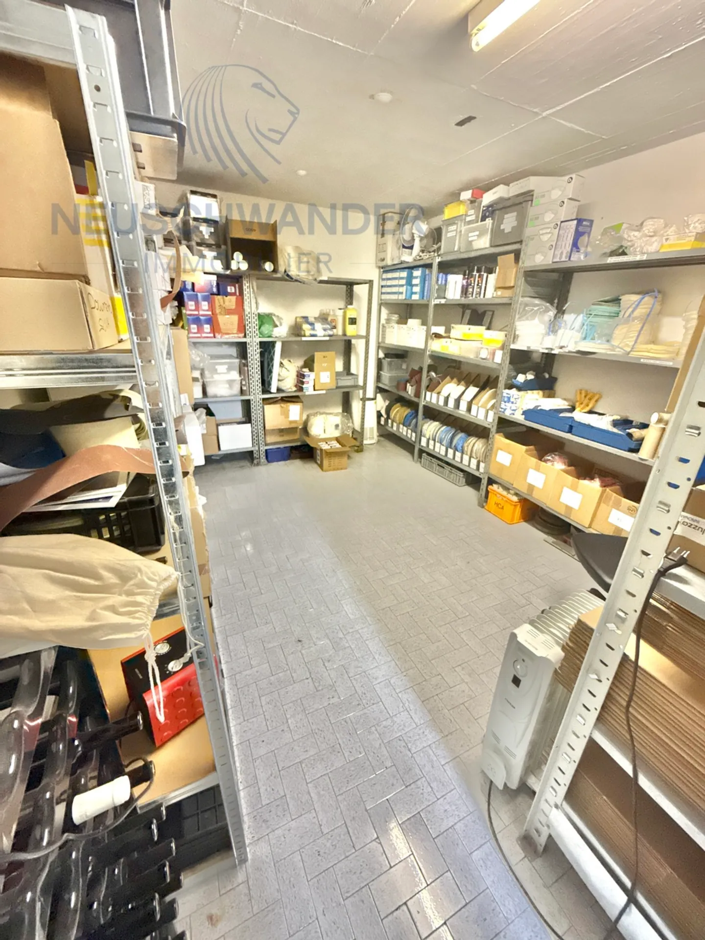 Ideally located workshop with sufficient parking spaces - Photo 6 of 19