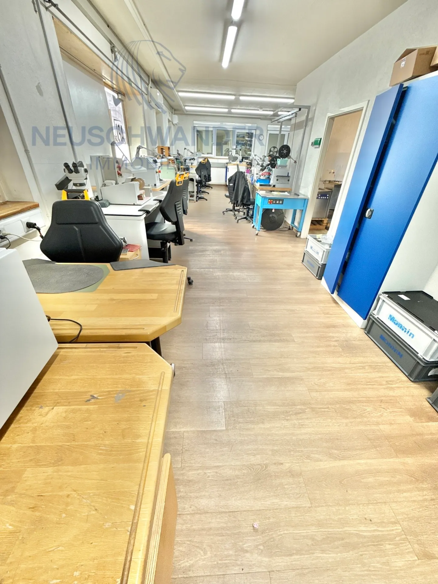 Ideally located workshop with sufficient parking spaces - Photo 14 of 19
