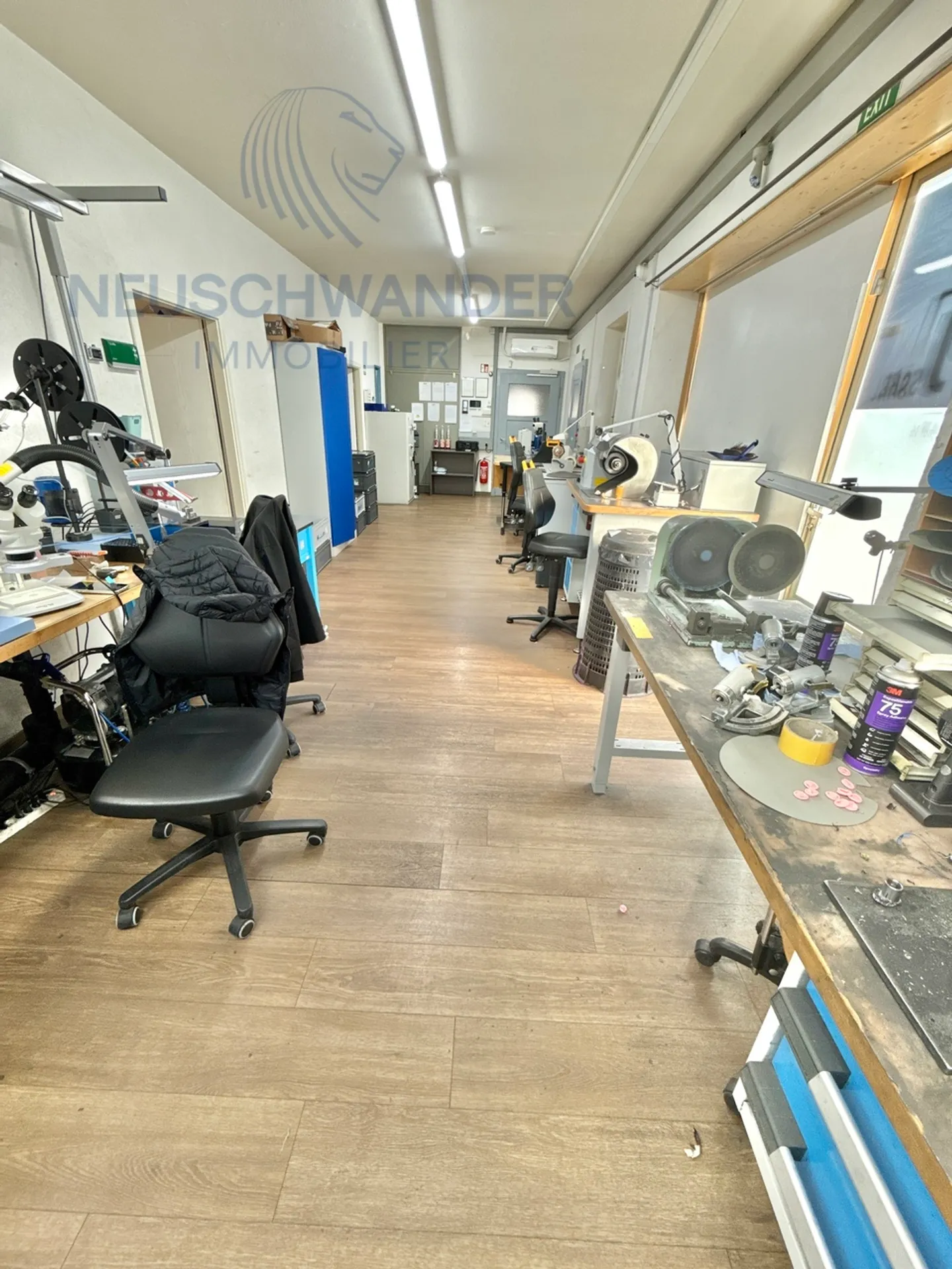 Ideally located workshop with sufficient parking spaces - Photo 15 of 19