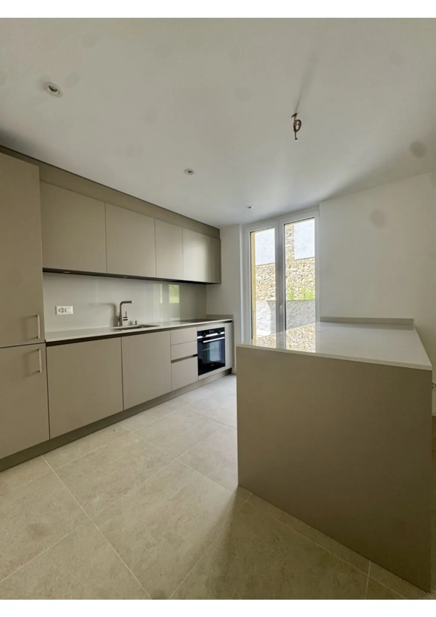CADRO Spacieux 4.5 Neuf | GRANDE TERRASSE | Loyer 2'500 | Charges 300 | Parking en Garage - Photo 3 sur 14