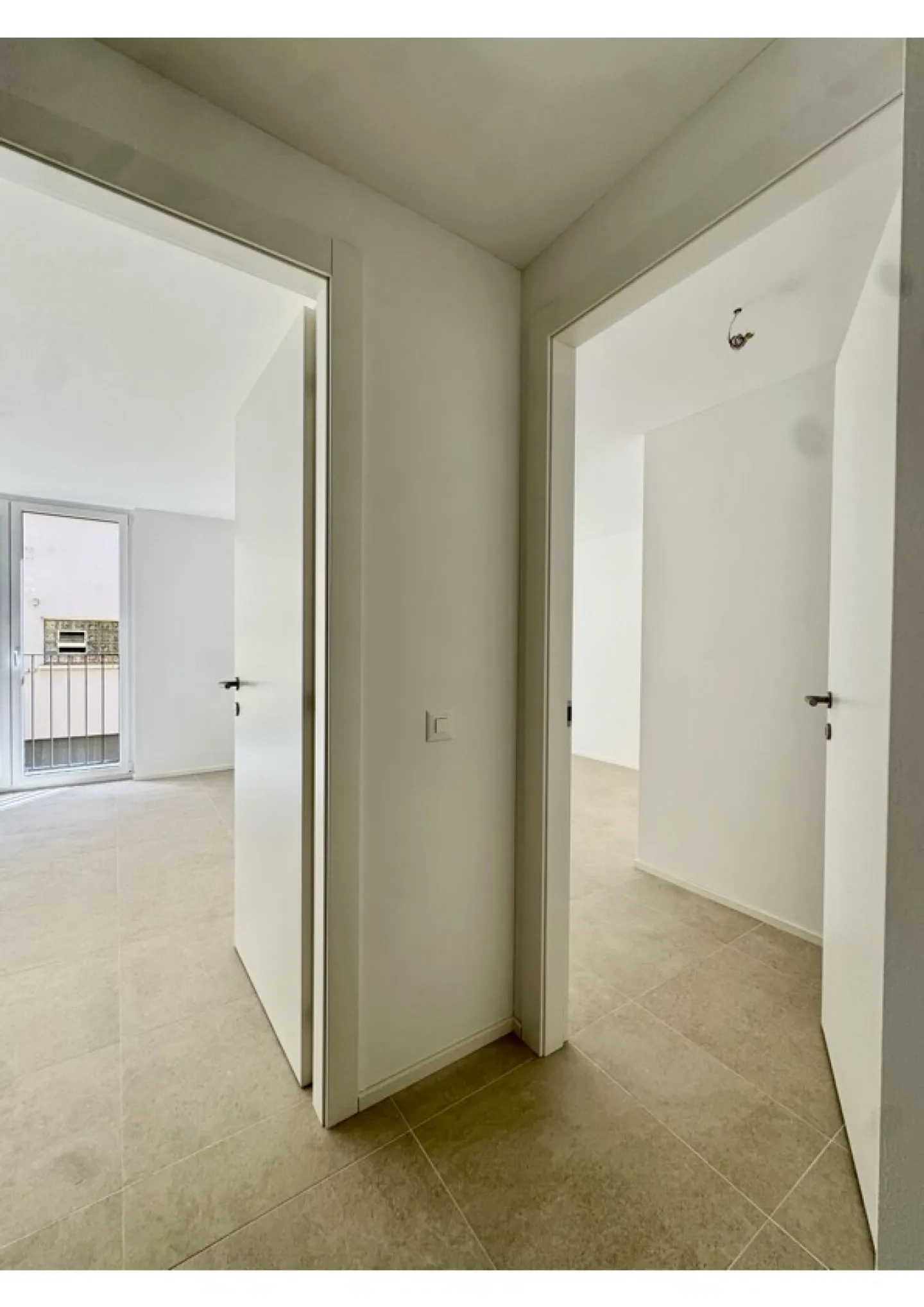 CADRO Spacieux 4.5 Neuf | GRANDE TERRASSE | Loyer 2'500 | Charges 300 | Parking en Garage - Photo 7 sur 14
