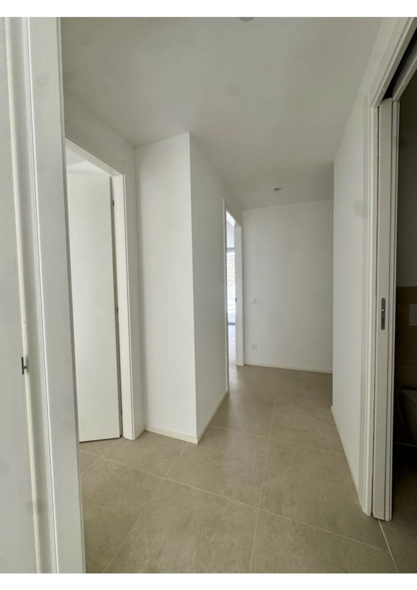 CADRO Spacieux 4.5 Neuf | GRANDE TERRASSE | Loyer 2'500 | Charges 300 | Parking en Garage - Photo 10 sur 14