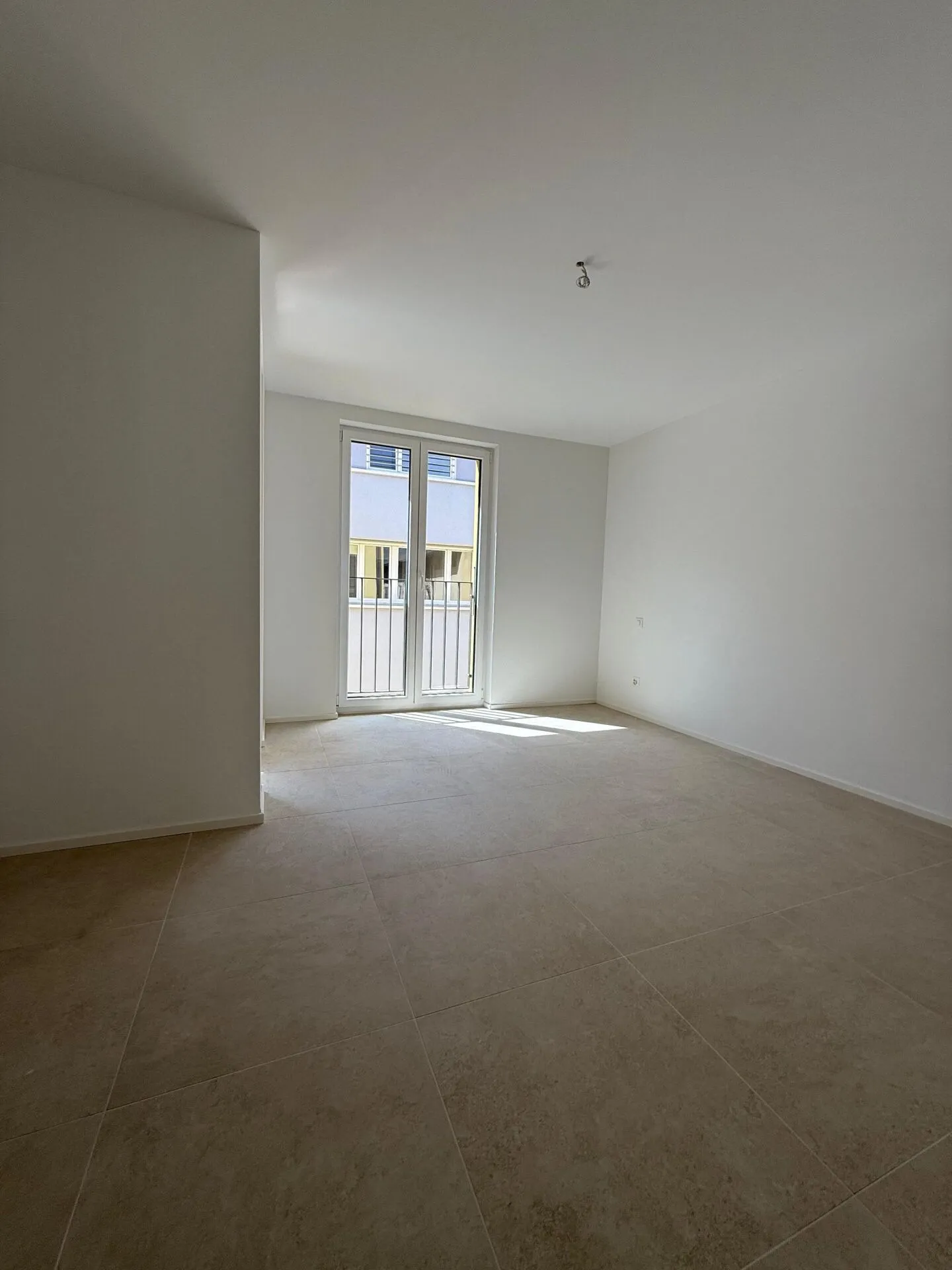 CADRO Spacieux 4.5 Neuf | GRANDE TERRASSE | Loyer 2'500 | Charges 300 | Parking en Garage - Photo 8 sur 14