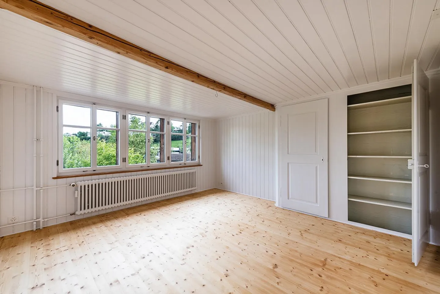 Living & Working Combined - 5.5 Room + 1.5 Room Business Apartment - Photo 12 of 13