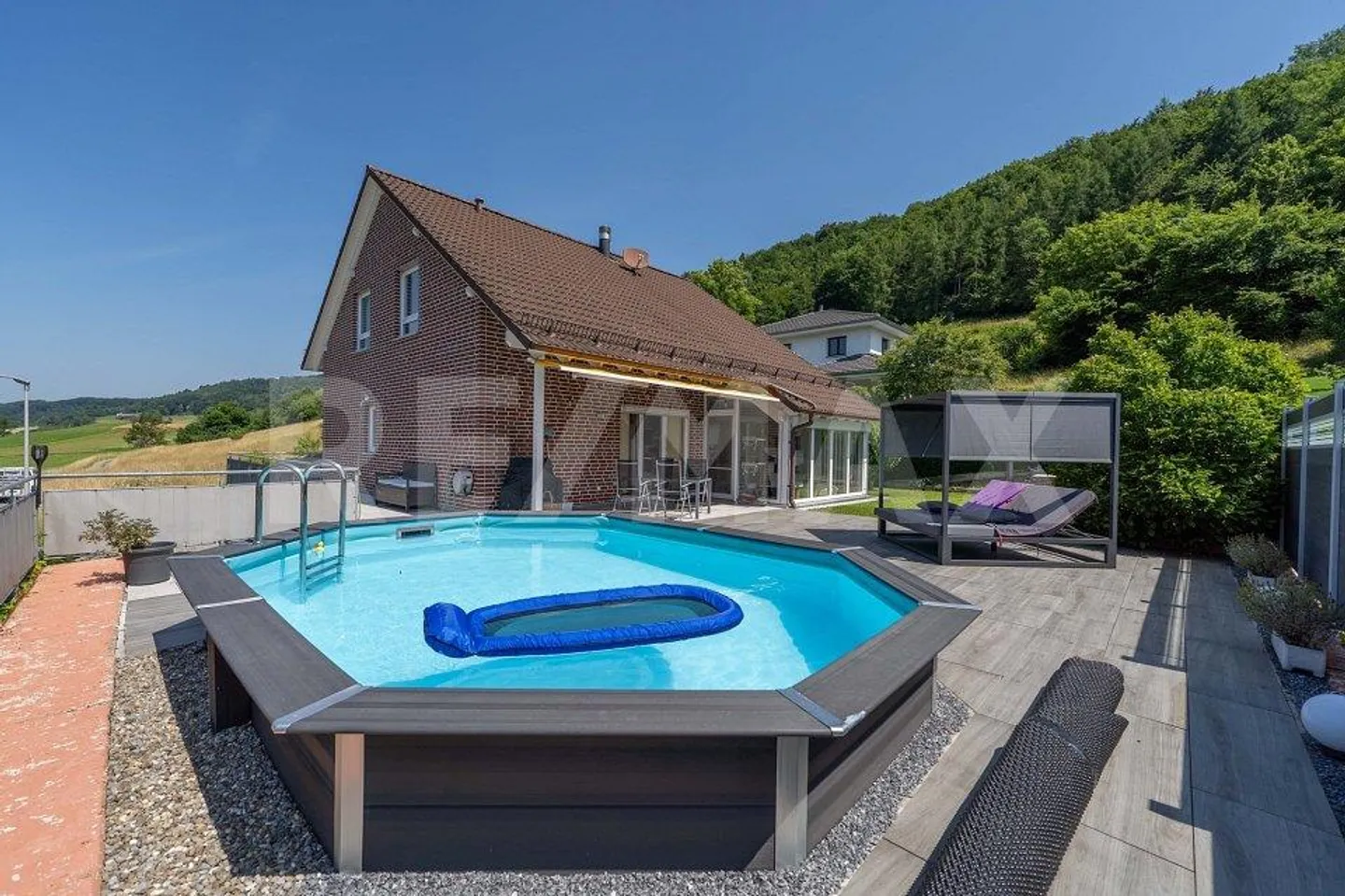 Au bord du village avec une vue magnifique - Photo 3 sur 10