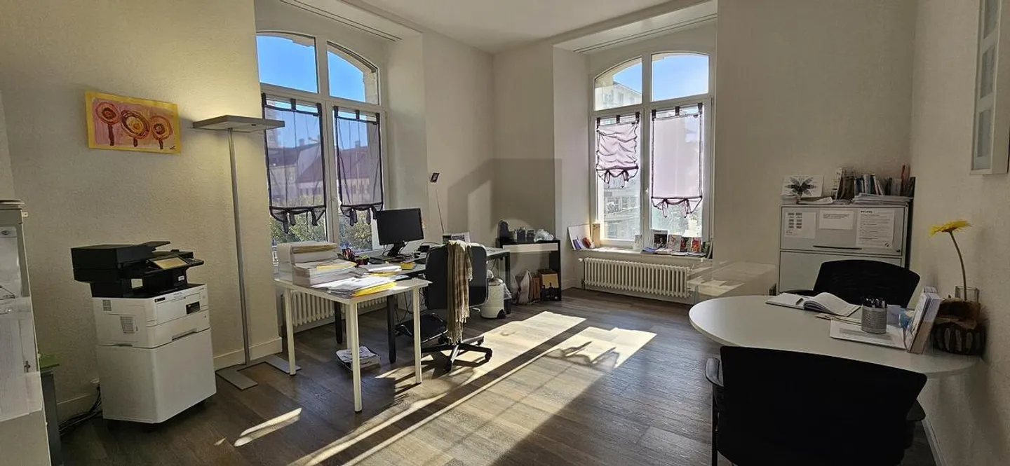 IDEALLY LOCATED IN THE CITY CENTER - Photo 2 of 6