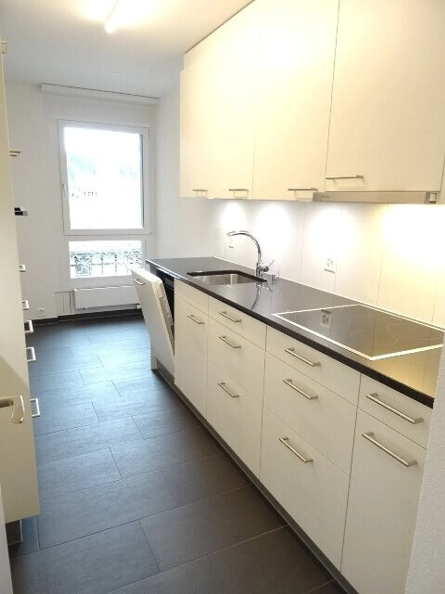 Moderno appartamento 3.5 locali di 81 m² al 2° piano con camino - Foto 3 di 9