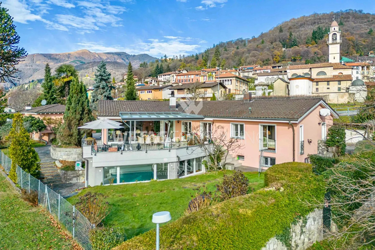 Lugano-Curio : villa élégante avec piscine intérieure, dépendance pour invités indépendante et possibilité d'une résidence secondaire à vendre - Photo 1 sur 13