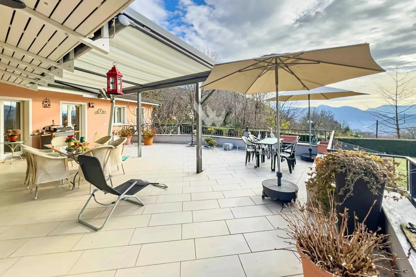 Lugano-Curio : villa élégante avec piscine intérieure, dépendance pour invités indépendante et possibilité d'une résidence secondaire à vendre - Photo 2 sur 13