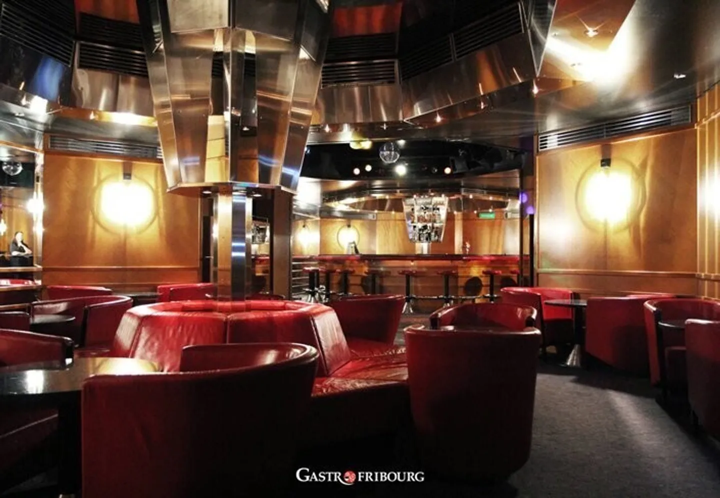 BAR-DISCOTHEQUE D'ENV. 160 M² AU SOUS-SOL - Photo 1 sur 6