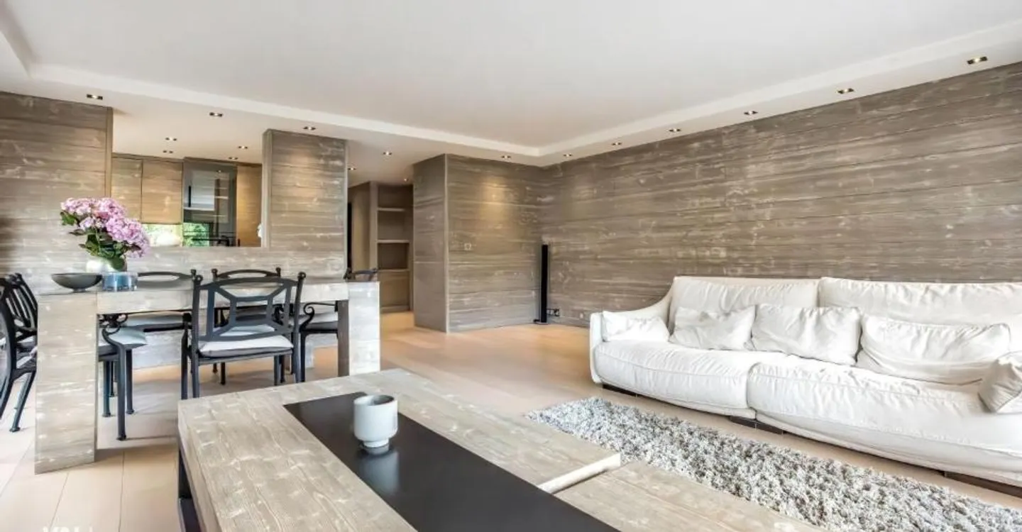 High-end services in this renovated apartment - Photo 3 of 12