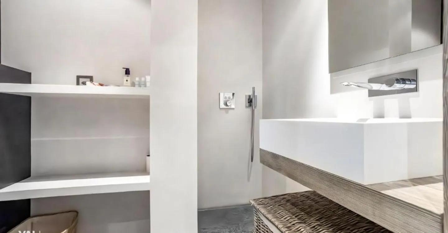 High-end services in this renovated apartment - Photo 8 of 12