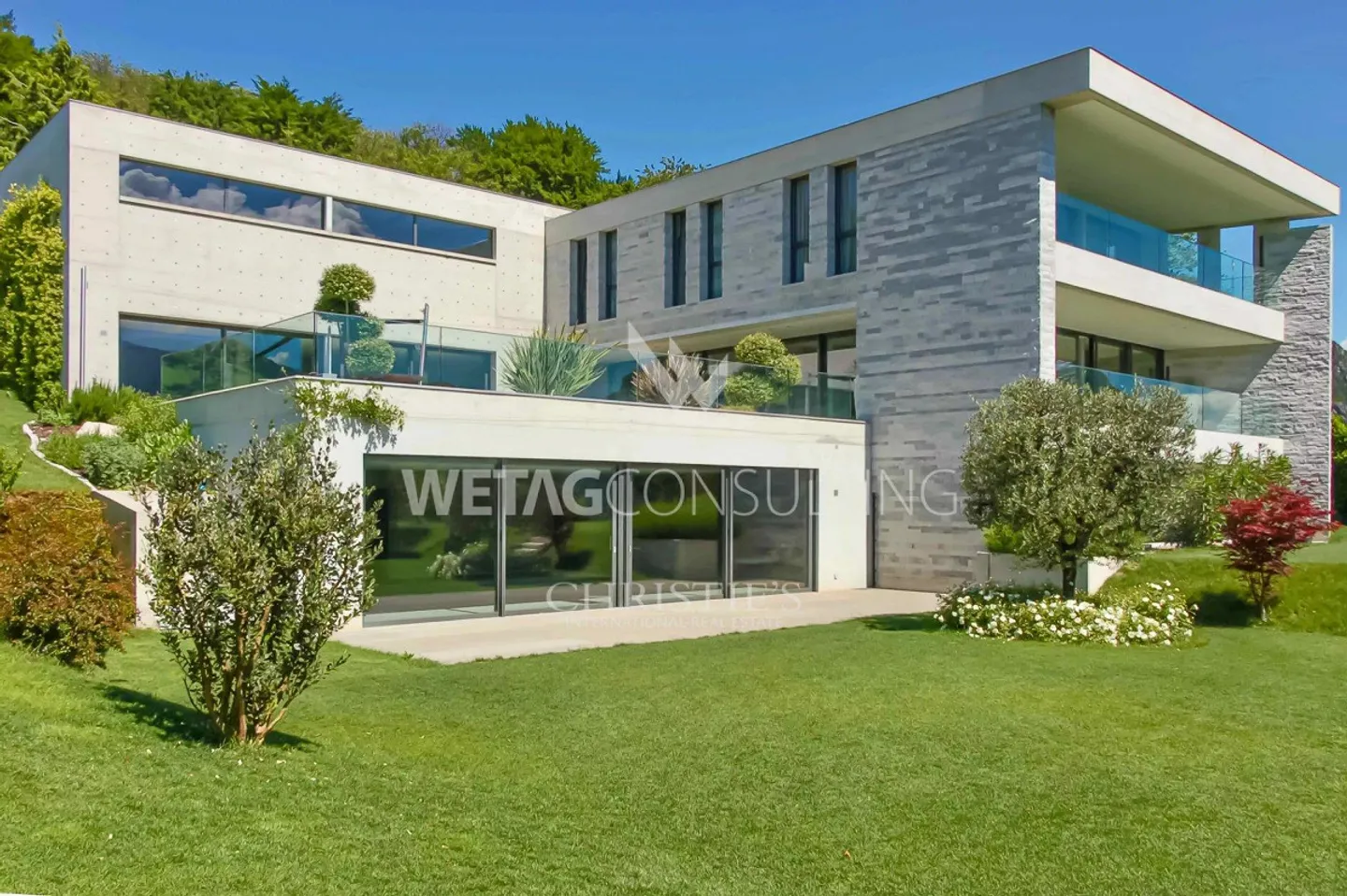 Villa straordinaria in stile contemporaneo con piscina interna e terrazza - Foto 1 di 13